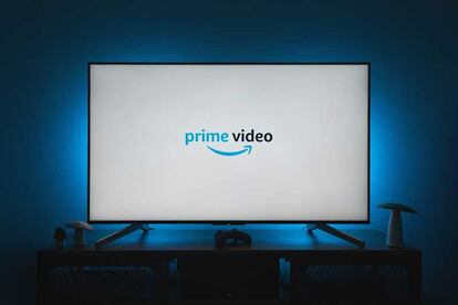 Logotipo de Prime Video en la pantalla de un televisor