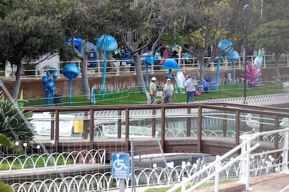 El interior del parque del Oeste, en Málaga, mientras se acondiciona para el festival de luces.