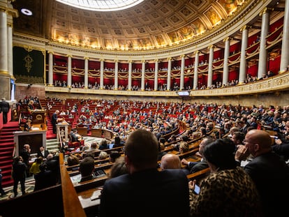 La Asamblea Nacional francesa, durante el discurso de Michel Barnier previo a la votación de la moción de censura.