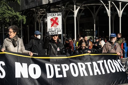 Inmigrantes y activistas protestan contra las propuestas de deportación masiva de Trump, el 9 de noviembre en Nueva York.