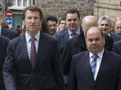 The former mayor of Celanova and a regional deputy for the Popular Party (PP), Antonio Mouriño (r).