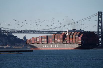 Un buque sale del puerto de Oakland, en EE UU.