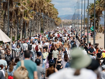 Aspecto de la playa de las Arenas en Valencia, el pasado lunes, festivo allí.