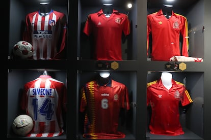 Colección de camisetas de fútbol de todos los tiempos, en el museo 'Legends', en el número 1 de la calle Espoz y Mina, en Madrid, el 23 de febrero de 2023.