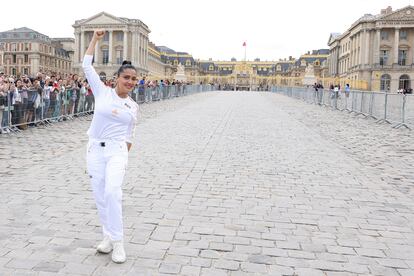 Salma Hayek frente al palacio de Versalles (Francia), el 23 de julio.