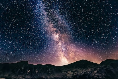 Imagen de la Vía Láctea con montañas