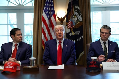Desde la izquierda, Marco Rubio, secretario de Estado, Donald Trump y el jefe del Pentágono, Pete Hegseth, el pasado miércoles en la reunión del gabinete con la que el presidente de Estados Unidos marcó el paso de sus primeros 100 días en el cargo.