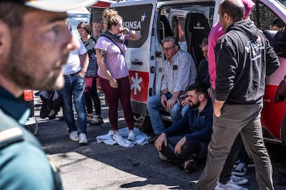 Familiares y conocidos de los mineros fallecidos esperan a la puerta de la bocamina a la identificación y transporte de los cuerpos.
