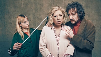 'Mesures extraordinàries', al Teatre Borràs. A la imatge: Mia Sala-Patau , Mercè Aránega i Francesc Ferrer.