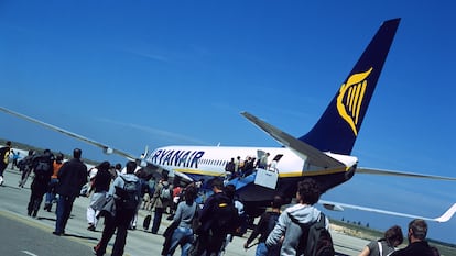 Pasajeros embarcando en un avión de Ryanair.