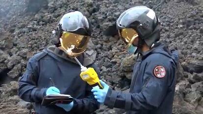 La UME mide los gases del volcán de La Palma.