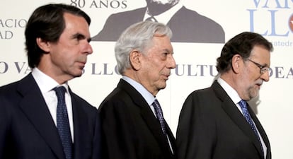 De izquierda a derecha, José María Aznar, Mario Vargas Llosa y Mariano Rajoy, en Casa América de Madrid, en 2016.