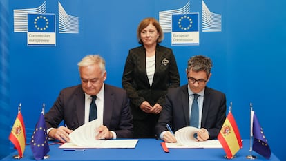 Esteban González Pons (PP) y Félix Bolaños (PSOE) firman en Bruselas el pasado 15 de junio ante la vicepresidenta de la Comisión Europea, Vera Jourová, el acuerdo para renovar el CGPJ .