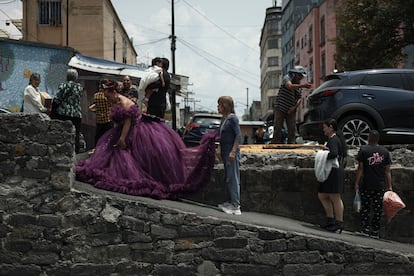Georgina Poceros  llega en compañía de su familia a la parroquia de la Santa Cruz en el Centro Histórico de Ciudad de México.