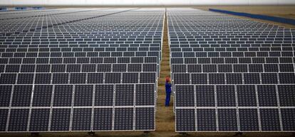Un operario supervisa un panel solar en una planta de Dunhuang, al noroeste de China.