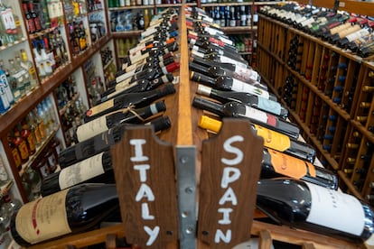 Botellas de vino en una tienda de licores de Nueva York (Estados Unidos).