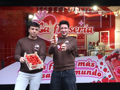 Alejandro Fernández y Gonzalo Barreno, en la puerta de La Fresería, en la calle Santa Isabel, en Madrid.