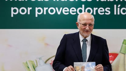 El presidente de Mercadona, Juan Roig, posa tras una rueda de prensa