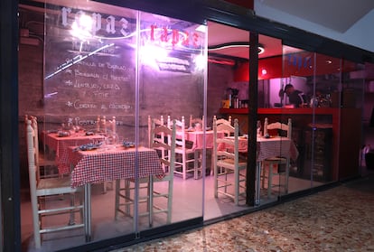 El restaurante Rapaz tiene cinco mesas y ocupa dos puestos del madrileño Mercado de los Mostenses.