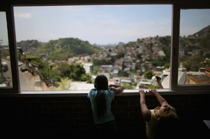 Niños beneficiarios del programa Bolsa Familia juegan en la favela Prazeres de Río de Janeiro, en 2013.
