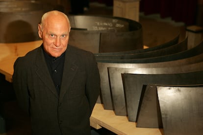 Richard Serra, ante las maquetas de 'La materia del tiempo' para el Museo Guggenheim de Bilbao, en 2005.