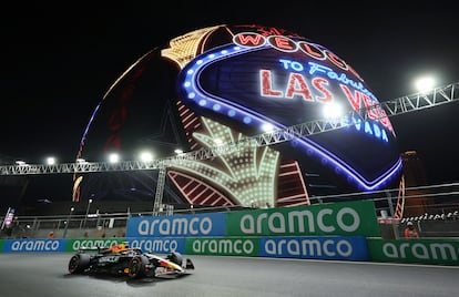 El auto de Checo Pérez corre por The Strip, la principal avenida de Las Vegas.