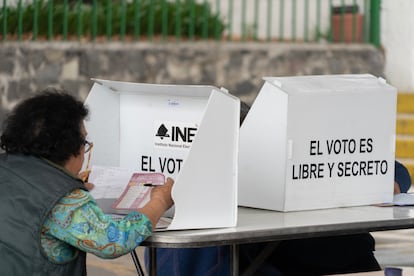 Una mujer revisa un acordeón para votar en la Alcaldía Magdalena Contreras.