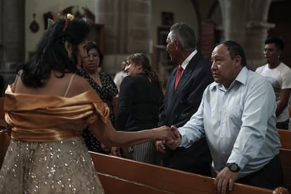 Janet Hurtado saluda a su esposo durante la misa de celebración.