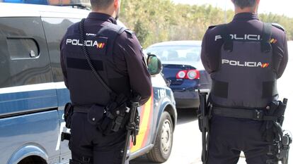 Dos agentes de la Policía Nacional.