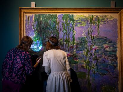 Curator Aurélie Gavoille and restorer Mónica Ruiz Trilleros examine a painting from Monet’s ‘Nenúfares’ series upon its arrival at CentroCentro.