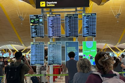 Viajeros en la terminal 4 del aeropuerto madrileño de Barajas el pasado mes de julio.