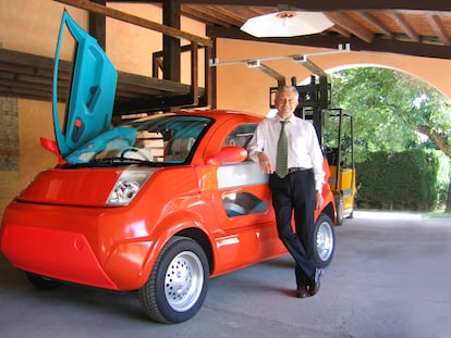 Marcello Gandini junto a su diseño Tata Falcon V1.