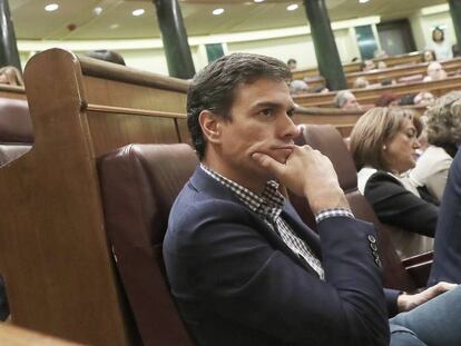 Los diputados socialistas Eduardo Madina y Pédro Sánchez.