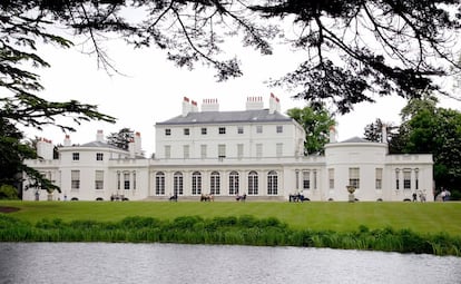 Ha sido una residencia oficial propiedad de la corona en Home Park desde 1792 y es donde celebraron su recepción de boda los duques de Sussex. También fue su hogar, para cuya reforma utilizaron 2,4 millones de libras (2,7 millones de euros) de dinero público que devolvieron tras firmar un contrato multimillonario con Netflix.