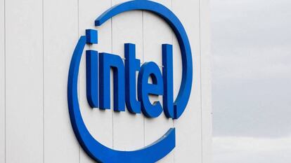Logo de Intel en una de sus instalaciones en Tel Aviv, Israel.