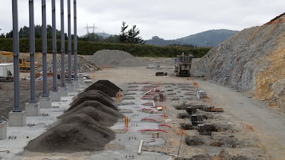 Obras de construcción de la subestación eléctrica conversora situada en Gatika (Bizkaia).