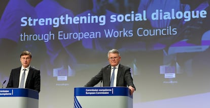 El vicepresidente ejecutivo de la Comisión Europea, Valdis Dombrovskis, junto con el comisario de Trabajo y Derechos Sociales, Nicolas Schmit.