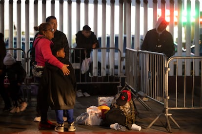 Una familia espera información en El Chaparral, en Tijuana. 