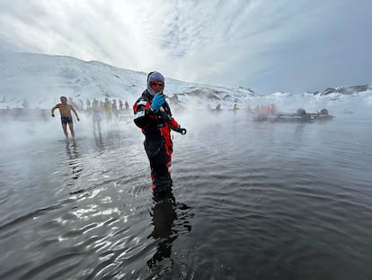 El oceanógrafo Antonio Tovar, rodeado de turistas en la playa de Bahía de Balleneros, en la Antártida.