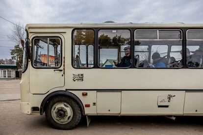 Un autobús con trabajadores de la cantera de titanio de Irshansk se dispone a partir, el pasado 27 de marzo.