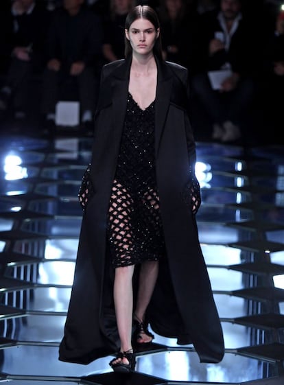 El diseñador Alexander Wang cambió la hora habitual de la presentación de Balenciaga, la firma de que es director creativo desde 2012. El desfile pasó de las nueve de la mañana a las ocho de la noche y la colección también ganó en nocturnidad.