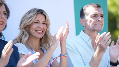 La vicepresidenta Yolanda Díaz y el coordinador federal de IU, Antonio Maíllo, en un acto sobre la reducción de la jornada laboral este domingo en Sevilla.