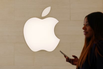 El logo de Apple en una tienda de la empresa en París (Francia), en abril de 2025.
