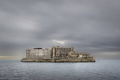 Vista d ela isla de Hashima, ahora abandonada y usada como reclamo turístico y escenario de películas.