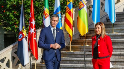 El presidente del Gobierno, Pedro Sánchez, junto a la presidenta de Cantabria, María José Sáenz de Buruaga, durante su intervención ante los medios.
