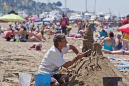 La playa principal de la población costera de Roses se ha llenado este mediodía en este primer fin de semana de julio.