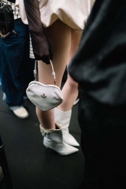 Accesorios pertenecientes a la colección nupcial de Vivienne Westwood en el backstage de Barcelona Bridal Fashion Week.