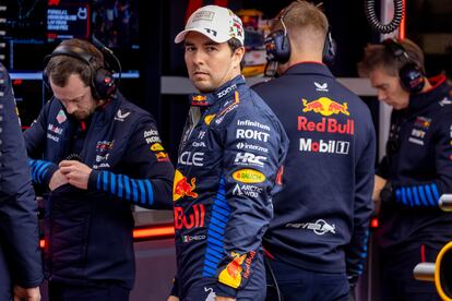 Checo Pérez durante el Gran Premio de Las Vegas, este domingo, en el garaje de Red Bull.
