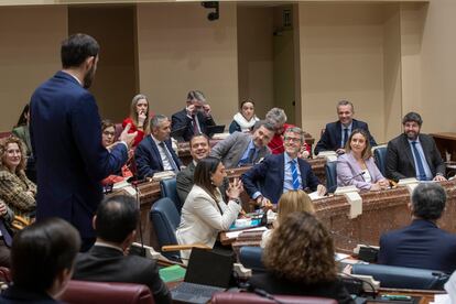 El portavoz de Vox, José Ángel Antelo (de pie), interpela al presidente de la Comunidad de Murcia, Fernando López Miras (a la derecha, mirándolo), el 26 de marzo en la Asamblea regional, en Cartagena.