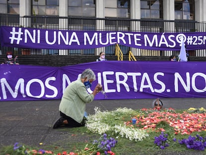 Una mujer prepara un altar maya en recuerdo de las víctimas de feminicidios delante de la Corte Suprema en Ciudad de Guatemala este 25 de noviembre.